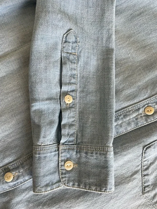 Madewell Classic Light Chambray Button Down Shirt in Medium - Picture 9 of 15